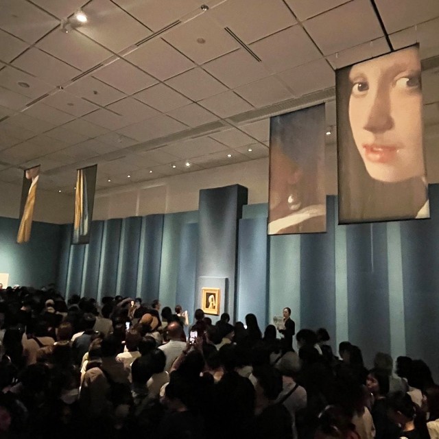 『真珠の耳飾りの少女』の展示空間。列に並んで、少しずつ進みます