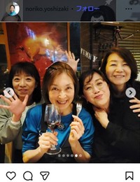 お墓参りで集まったリポーターの（左から）佐藤しのぶ、横野レイコ、遠田智子、松本結花＝吉崎典子アナのインスタグラム＠noriko.yoshizakiより