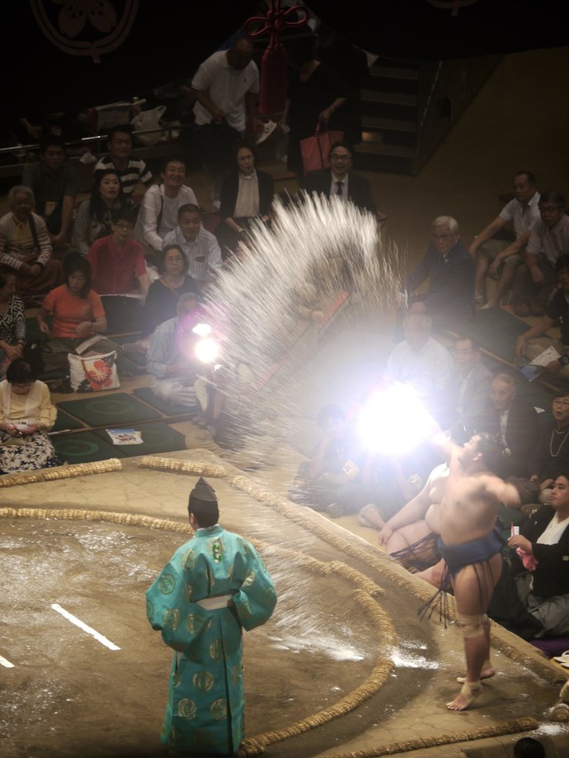 必殺技みたいになっちゃった塩撒き（提供：なかやまらいでん/お仕事募集中さん）