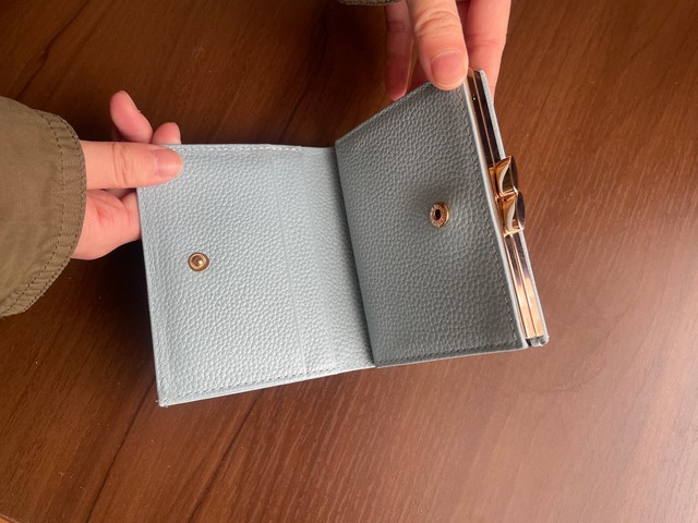 「何色かあるものを見せていただいて、水色に決めました。革だけど、軽くて、コンパクトなサイズ感も気に入っています」（提供画像）