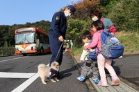 毎朝、中川巡査部長と保育園に向かう子どもたちを見送るむぎ（伊根町平田）
