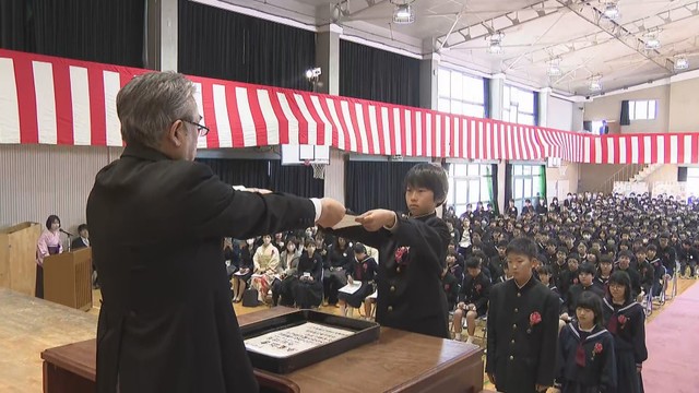 香川県の公立小学校で卒業式　6年生が学び舎巣立つ