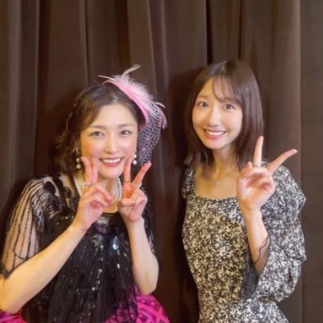 会場を訪れた柏木由紀（右）＝石川梨華のインスタグラム＠rika_ishikawa_officialより