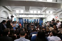 米ホワイトハウスの会見に参加するBTSのメンバー