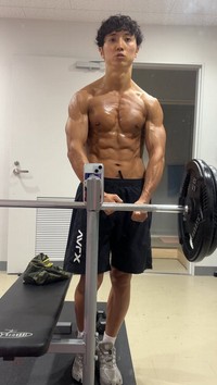 筋トレを始めて1年後＝コロコロチキチキペッパーズ・西野創人の筋トレ用X（@nishino_kinniku）より