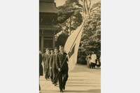 ベルリンへ出発する前に、明治神宮に参拝するマラソン日本代表選手たち。旗手は塩飽玉男選手（マラソンに出場するが途中棄権）、後ろは順番に南昇竜選手（銅メダル）、孫基禎選手（ソン・ギジョン、金メダル）、鈴木房重選手（マラソン選手候補だったが3人の枠に残れず1000メートルに出場）