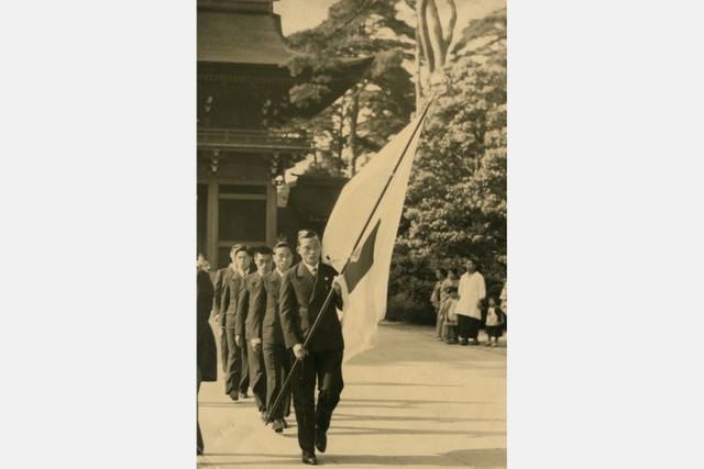 ベルリンへ出発する前に、明治神宮に参拝するマラソン日本代表選手たち。旗手は塩飽玉男選手（マラソンに出場するが途中棄権）、後ろは順番に南昇竜選手（銅メダル）、孫基禎選手（ソン・ギジョン、金メダル）、鈴木房重選手（マラソン選手候補だったが3人の枠に残れず1000メートルに出場）