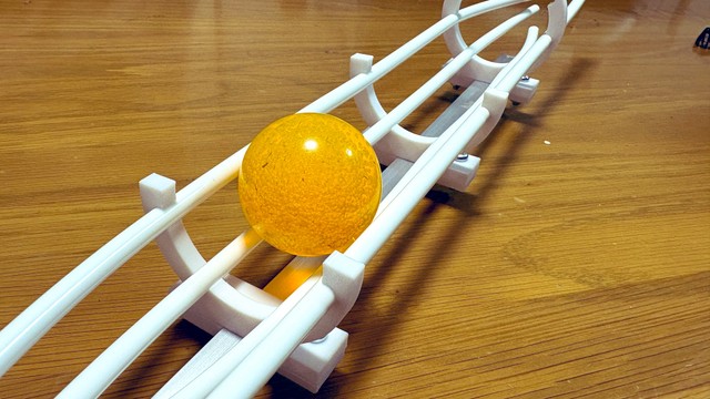 レールを走るボールのために、3Dプリンターで精密に作られた部品／SANさん（@SanKun_Medal）提供