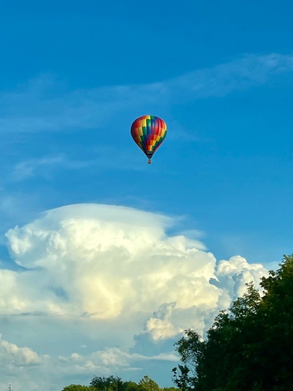 空高く飛んでいく気球。青空によく映えます（画像提供：羊さん）