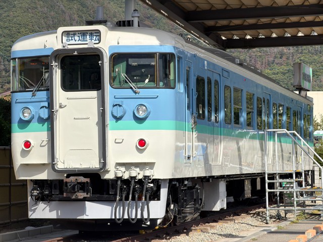 「試運転」の表示を掲げたクハ115-1106／利根川智史（@OER3264F）さん提供