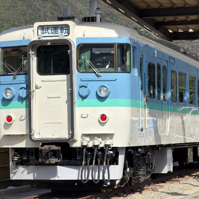 「試運転」の表示を掲げたクハ115-1106／利根川智史（@OER3264F）さん提供
