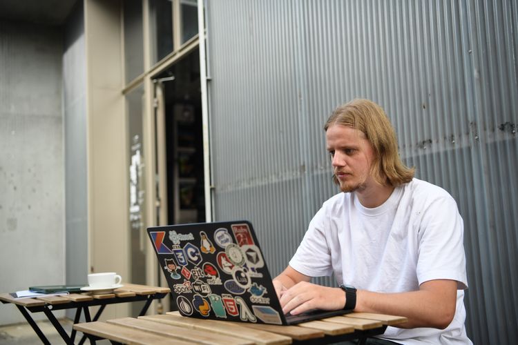 公共施設の屋外で、パソコン作業していたイギリス出身の起業家ジョージ・デイビスさん