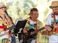 「ウクレレオールスターズ」の〝バンマス〟ヤナギマン（中央）