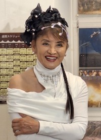 シャンソン歌手「鬼無里まり」としての思いを語る志穂美悦子＝都内の目黒シネマ