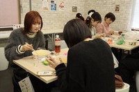 調理したラーメンを店内で味わう来店客たち
