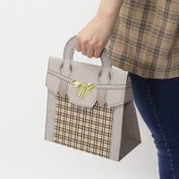 メリーゴーランド氏が開発した「エルッチ バック ボックス」。まるでブランドバッグのような「革の質感にこだわった」という