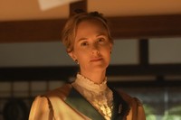 ヘブンの気持ちがトキにあると悟ってしまったイライザ（シャーロット・ケイト・フォックス）　(C)NHK