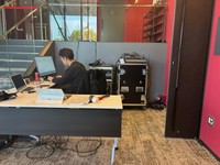 映写室は劇場の外に。受付も兼ねている。