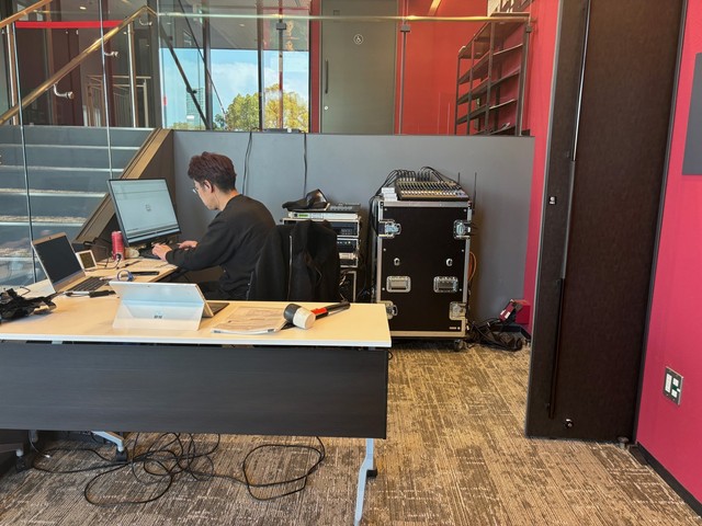 映写室は劇場の外に。受付も兼ねている。