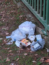 あちこちに捨てられたゴミ。ゴミが入れられたビニール袋まで、鹿たちは食べてしまうそう（提供：川地祥介さん）