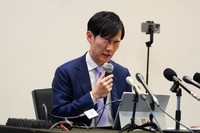 会見で渋い表情を見せる石丸伸二氏