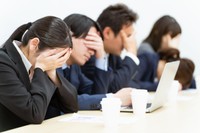 賃上げがなく、苦しい経済状況に頭を抱えることも　※画像はイメージです（buritora/stock.adobe.com/）