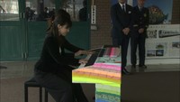 誰もが自由に演奏できる楽しさが話題の「ストリートピアノ」　JR宇野駅にお披露目　岡山・玉野市