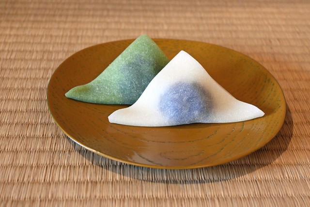 「あん入り生八ッ橋」の『聖』（聖護院八ッ橋総本店）