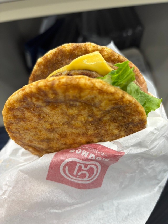 8月10日に発売されたぬれ煎餅バーガー（銚子電鉄提供）