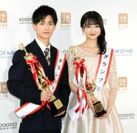　グランプリに輝いた龍谷大・宮本李菜さん（右）と青学大・佐々木崇仁さん