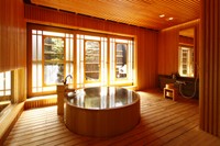 かけ流しの半露天風呂が楽しめる「湯宿・草菴」の客室（紫雲閣）