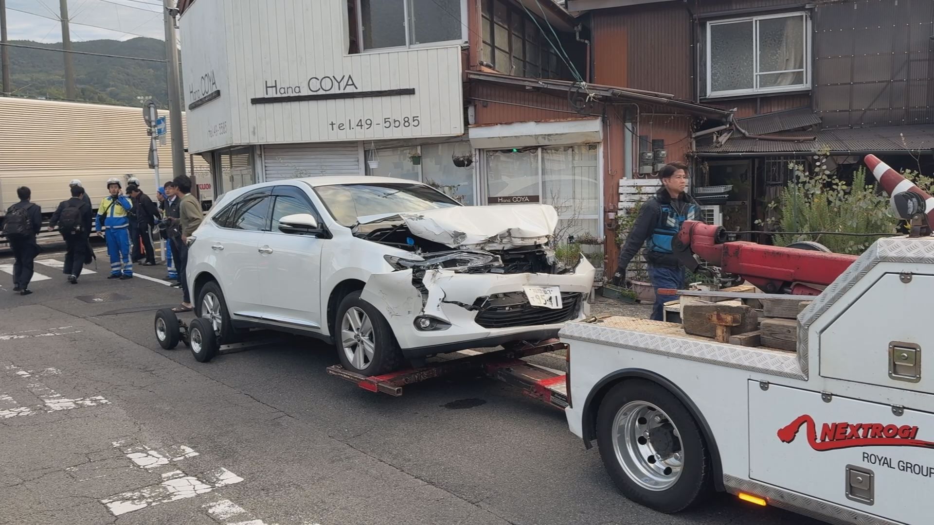 20代男性運転の乗用車が列車に突っ込む 遮断機は下り、警報も作動