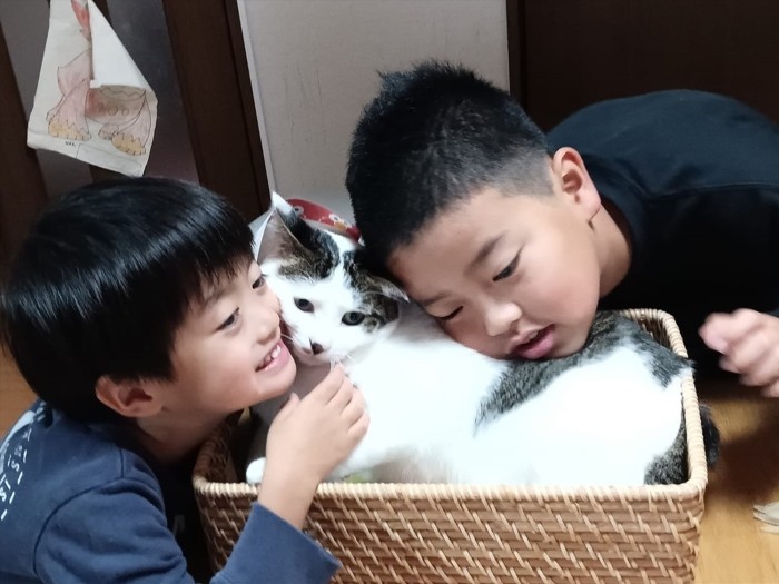 宮田さんの息子２人と（宮田さん提供）