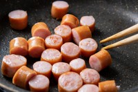 ウィンナーを贅沢に使って調理　※この画像はイメージです（midori_stock/stock.adobe.com）
