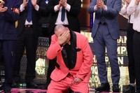 R-1優勝を決め感激に浸る街裏ぴんく