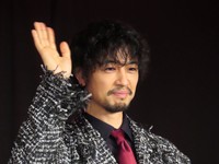 手を振って応える斎藤工