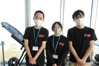 「ハルカスバンジーＶＲ」を盛り上げる（左から）水谷伊吹さん、鷲尾あおいさん、津谷太斗さん