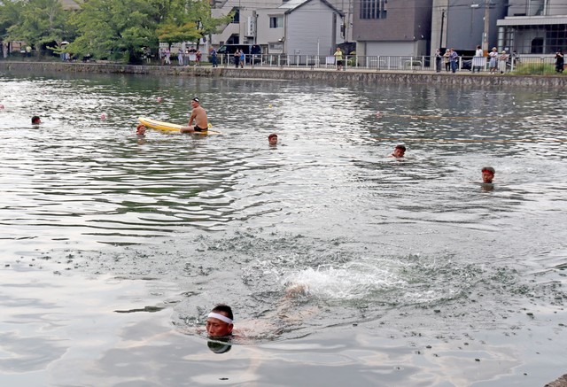 琵琶湖疏水の夷川船溜で、５５年ぶりの遊泳を披露した京都踏水会のスタッフら（京都市左京区聖護院蓮華蔵町）