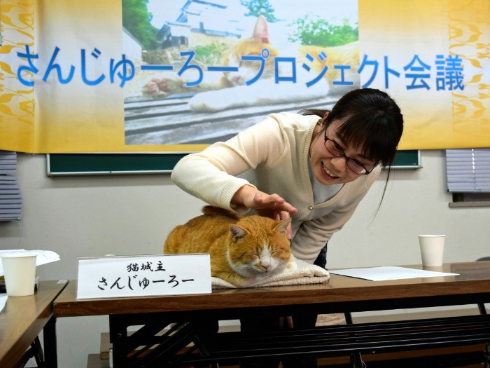 自身のプロジェクト会議に出席したさんじゅーろーと「お世話係」の観光協会職員＝岡山県高梁市横町、中村通子撮影