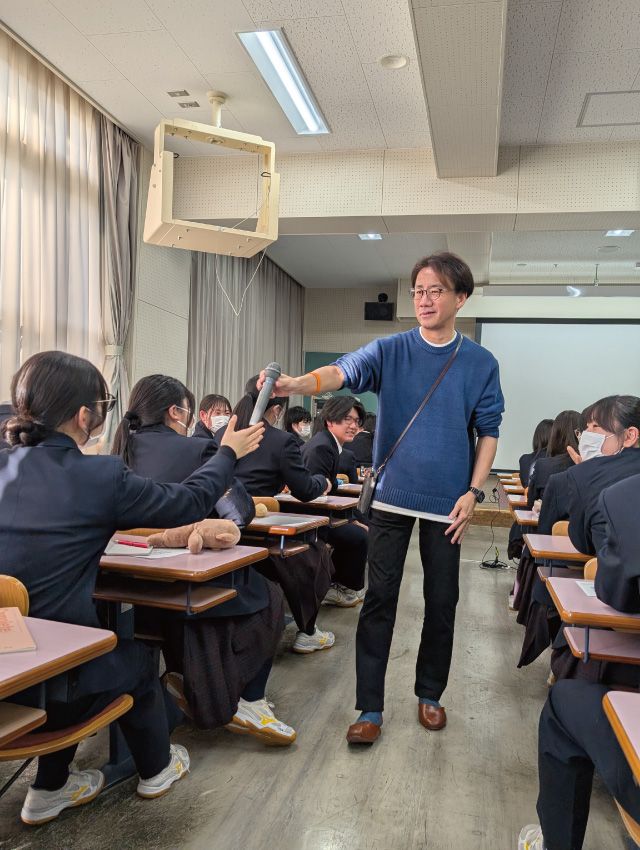生徒と質疑応答をする丹野さん。そのたびに笑いが起きた