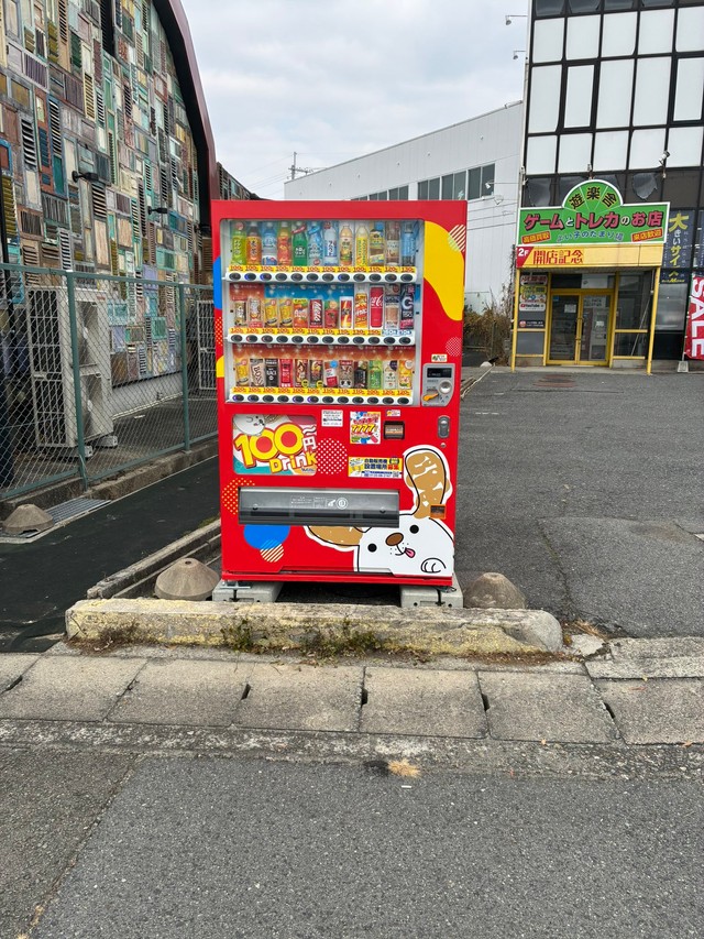 知らないうちに自動販売機が店前に…なぜ？（遊楽舎店長提供）