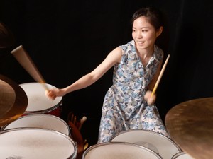 【川口千里】152センチの体が生み出すパワフルサウンド　「天才少女ドラマー」の今