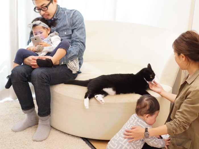 休日のひととき（赤ちゃんとサリーを同時に上手にあやすママ）