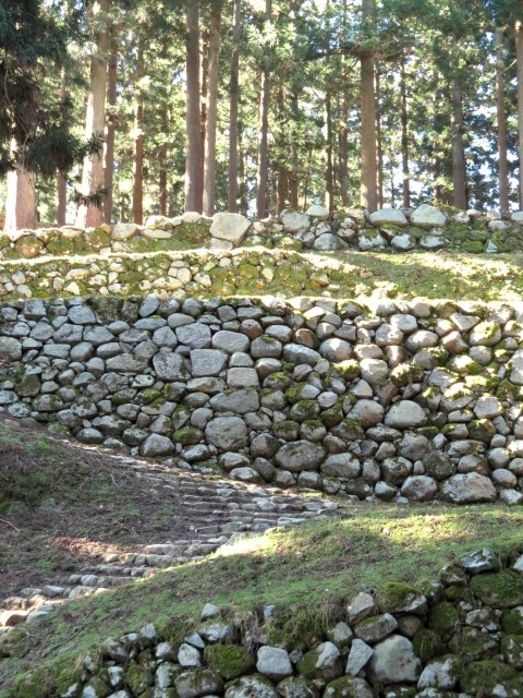 七尾城跡の階段状の石垣が地震で多数崩落したという。写真は地震前に撮影されたもの（（photoACより「 みつまめ」さん撮影、イメージ画像）