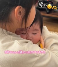 お姉ちゃんのぬくもりを感じて、気持ちよさそう（提供：＠mmm_071929さん）
