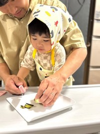 お父さんと料理をすることも（しゅうくん/ときくんママさん提供）