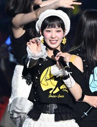 会場にホイッスルを見せるJuice=Juiceの江端妃咲=ぴあアリーナMM