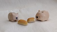 パンを食べるウォンバットは生徒さんの作品（提供：川崎 誠二 木彫り教室さん）