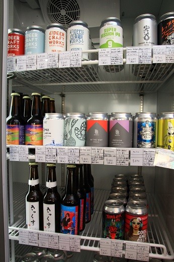 冷蔵ショーケースには、カラフルな缶ビールや瓶ビールが並ぶ。