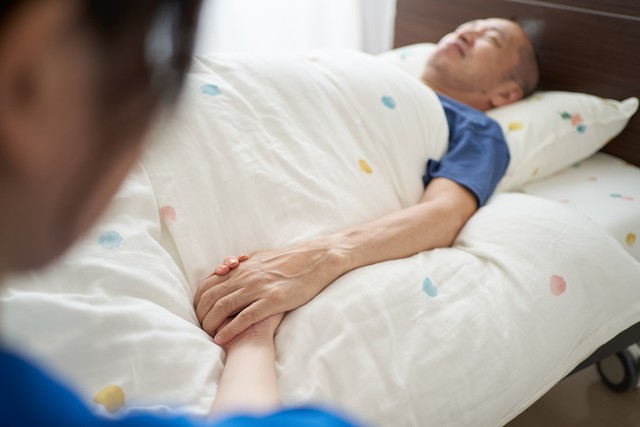 家族だからといって子どもに介護を手伝ってもらう？※画像はイメージです（mapo/stock.adobe.com）